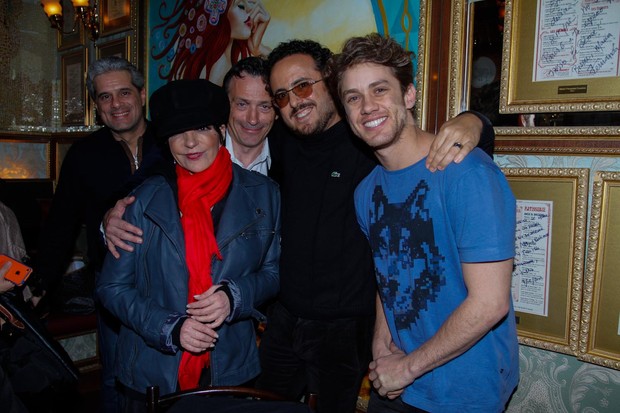 Liza Minnelli com amigos e com o ator Leonardo Miggiorin em restaurante em São Paulo (Foto: Thais Aline e Danilo Carvalho/ Ag. News)