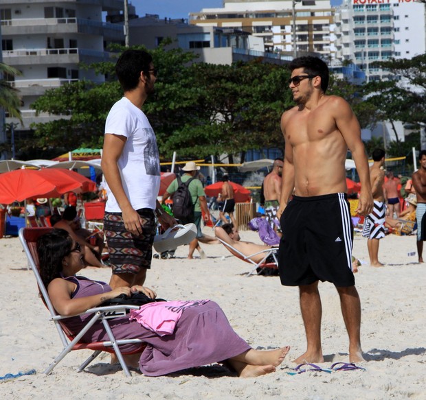 Bruno Gissoni curte praia na Barra da Tijuca no RJ (Foto: Roberto Cristino/ Photo Rio News)