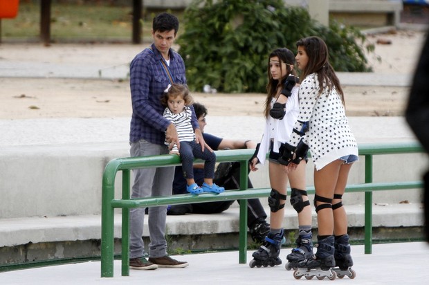 Otaviano Costa leva a enteada Giulia para brincar no Parque dos Patins no RJ (Foto: Gil Rodrigues/ Photo Rio News)