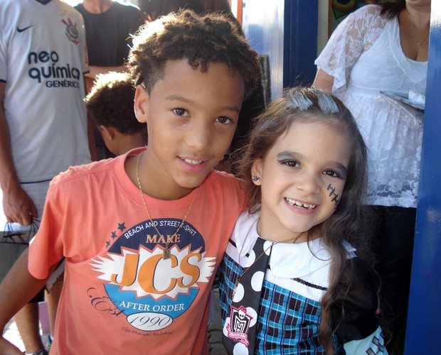 Nicolas, que trabalhou em ‘Cheias de Charme’, e Mel Maia, que fez a Nina em ‘Avenida Brasil’ (Foto: Graça Paes/ Foto Rio News)