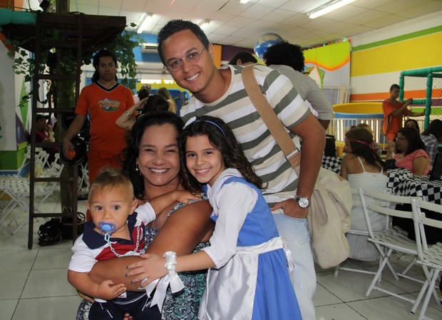 Solange Couto com o filho, Benjamim, o marido, Jamerson, e a atriz mirim Gabriela Saraivah em festa infantil no Rio (Foto: Graça Paes/ Foto Rio News)