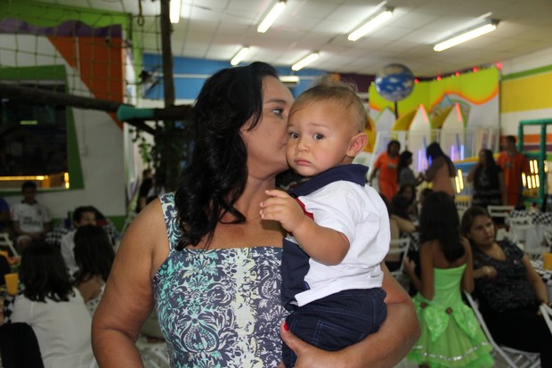 Solange Couto com o filho, Benjamim, em festa infantil no Rio (Foto: Graça Paes/ Foto Rio News)