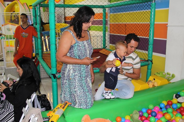 Solange Couto com o filho, Benjamim, e o marido, Jamerson, em festa infantil no Rio (Foto: Graça Paes/ Foto Rio News)
