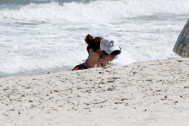 Natalia Dill namora na praia (Foto: Marcos Ferreira / PhotoRioNews)