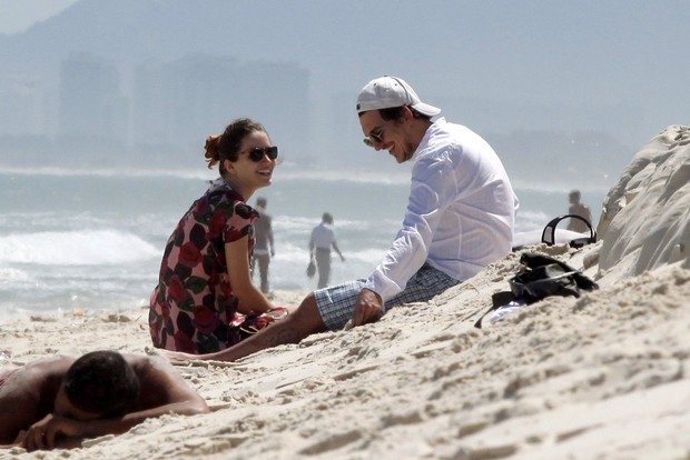 Natalia Dill namora na praia (Foto: Marcos Ferreira / PhotoRioNews)