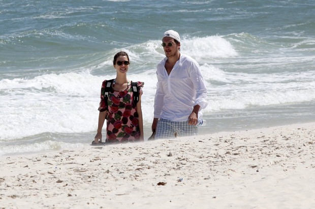 Nathalia Dill namora na praia (Foto: Marcos Ferreira / PhotoRioNews)