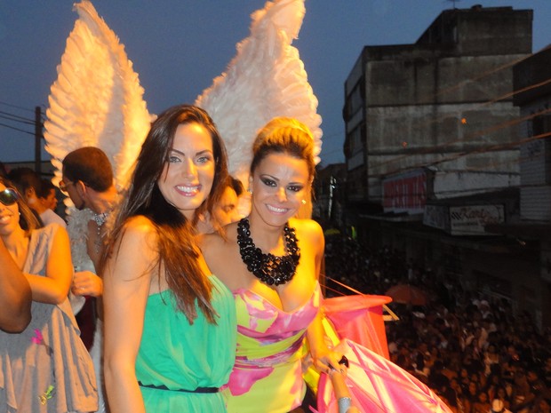 Carla Prata e Viviane Araujo na parada gay de Duque de Caxias (Foto: Divulgação)