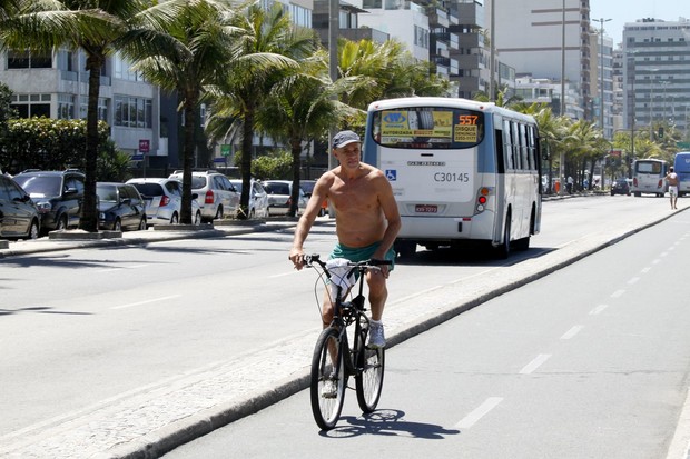 Marcos Caruso na praia no Rio (Foto: Yuri Souza/ AgNews)