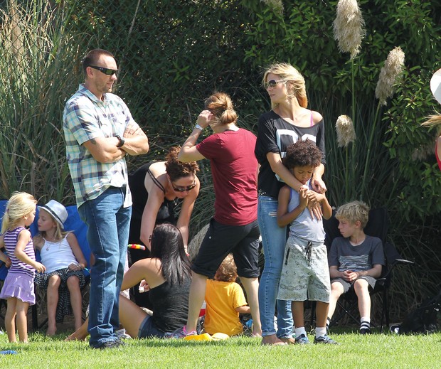 Heidi Klum leva filhos e namorado a jogo de futebol  (Foto: Grosby Group / Agência)