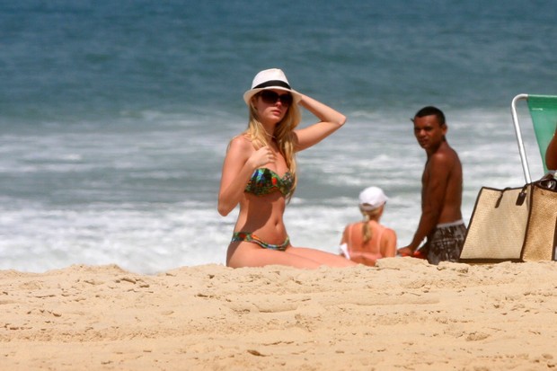 Bárbara Evans curte praia de Ipanema com uma amiga, no Rio de Janeiro (Foto: Edson Teófilo e Gil Rodrigues/ FotoRio News)