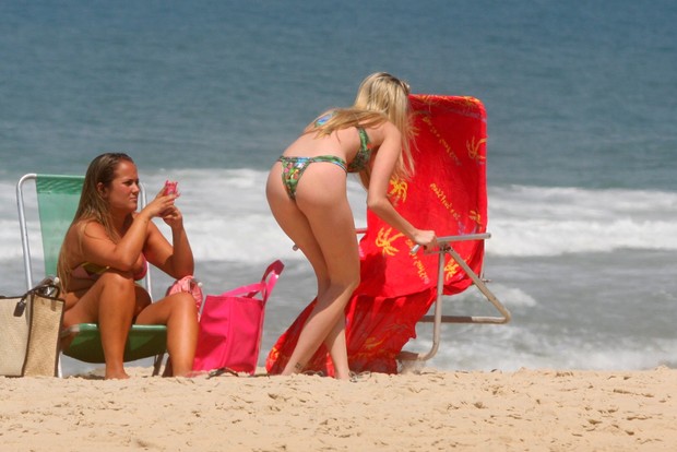 Bárbara Evans curte praia de Ipanema com uma amiga (Foto: Edson Teófilo e Gil Rodrigues/ FotoRio News)