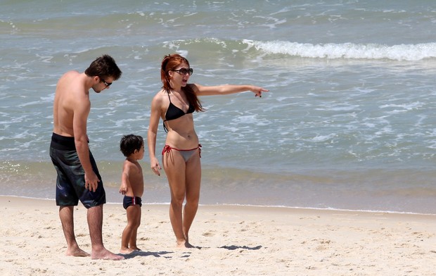 Mariah Rocha com seu filho na praia de Ipanema (Foto: Wallace Barbosa/AgNews)
