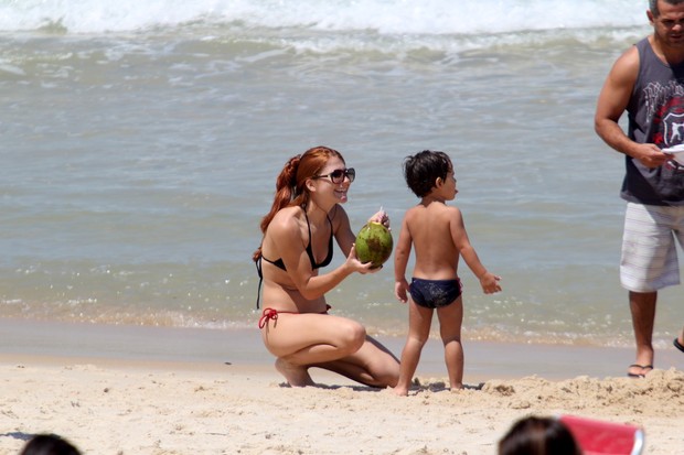 Mariah Rocha com seu filho na praia de Ipanema (Foto: Wallace Barbosa/AgNews)