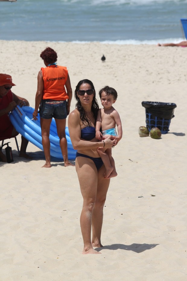 Claudia Mauro e Paulo Cesar Grande com seus filhos na praia do Leblon (Foto: Wallace Barbosa/AgNews)