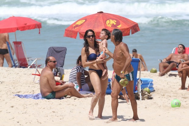 Claudia Mauro e Paulo Cesar Grande com seus filhos na praia do Leblon (Foto: Wallace Barbosa/AgNews)