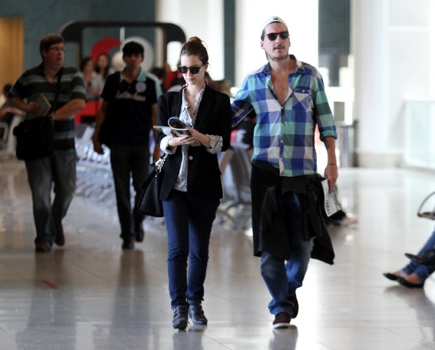 Nathalia Dill namora no aeroporto (Foto: Henrique Oliveira / FotoRioNews)