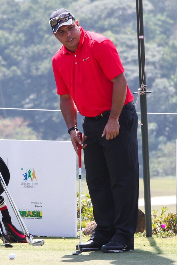 Ronaldo Fenômeno jogando Golfe (Foto: Manuela Scarpa / Foto Rio News)