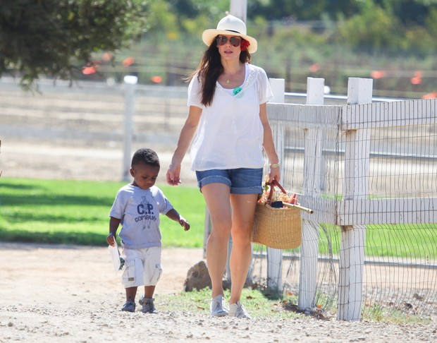 Sandra Bullock faz piquenique com o filho, Louis, em Los Angeles, nos Estados Unidos (Foto: X17/ Agência)