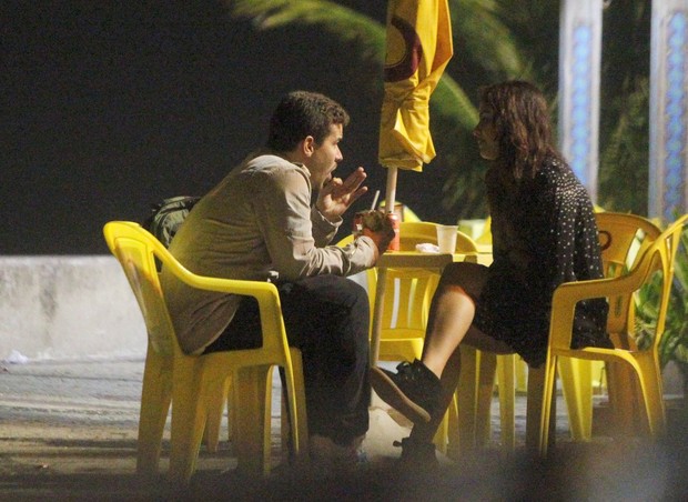 Paloma Bernardi com o namorado, o ator Thiago Martins, em quiosque na Barra da Tijuca, Zona Oeste do Rio (Foto: Delson Silva/ Ag. News)