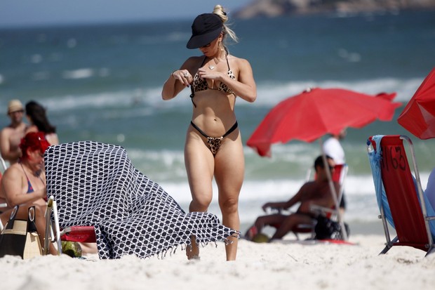 Andrea de Andrade na praia da Barra (Foto: Marcos Ferreira / Foto Rio News)