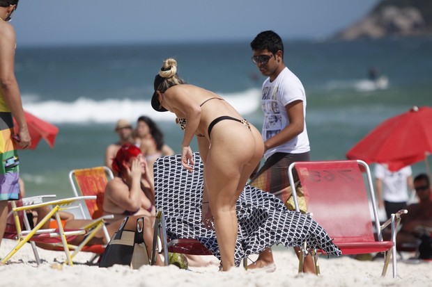 Andrea de Andrade na praia da Barra (Foto: Marcos Ferreira / Foto Rio News)