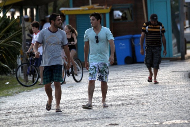 Daniel Rocha caminha na orla da Barra da Tijuca, RJ (Foto: Marcos Ferreira / FotoRioNews)