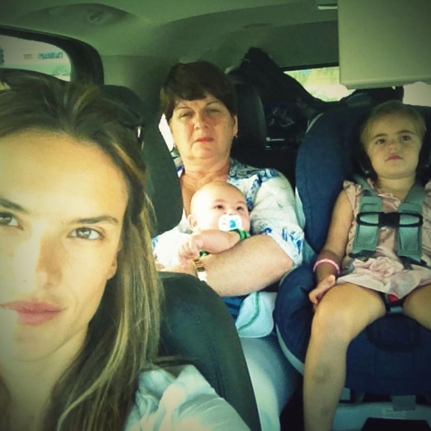 Alessandra Ambrósio como filho Noah e a filha Anja (Foto: Facebook/ Reprodução)