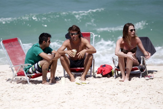 Kayky Brito na praia com amigos (Foto: Marcos Ferreira / PhotoRioNews)