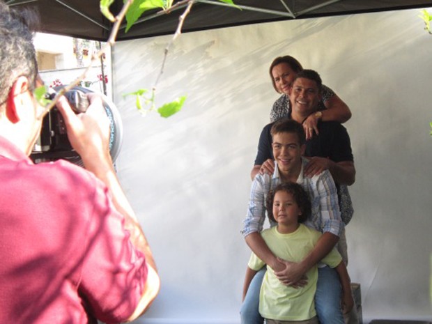 Ronaldo e família em campanha de remédios (Foto: Divulgação)