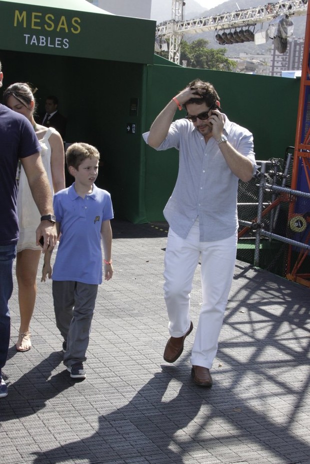  Murilo Benicio com o filho (Foto: Philippe Lima/ Ag.news)