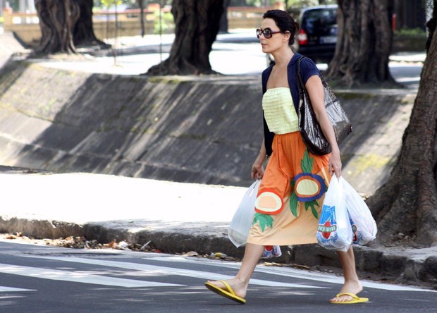 Carolina Ferraz faz compras no Rio (Foto: J.Humberto/AgNews)