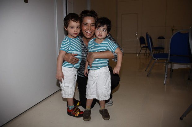 Suzy Rego com os filhos no 4º Kids Fashion Show em Parque Aquático no interior de SP (Foto: Manuela Scarpa/Foto Rio News)
