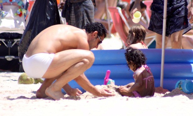 Fred brinca com outra menininha na praia (Foto: Ag.News/J.Humberto)