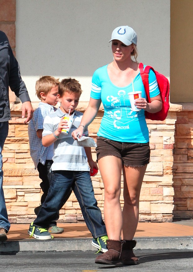 Britney Spears com os filhos Sean Preston e Jayden em Calabasas, na Califórnia, nos Estados Unidos (Foto: X17/ Agência)