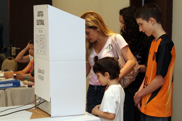 Adriana Esteves vota no Rio (Foto: Agnews/Anderson Borde)