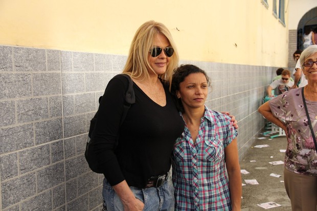 Monique Evans e a filha Bárbara Evans votam no Rio de Janeiro (Foto: Gabriel Rangel / Agnews)