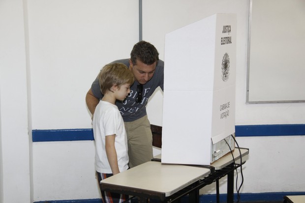 Luciano Huck e seu filho Joaquim votam no Rio de Janeiro - RJ (Foto: Felipe Assumpcao/AgNews)