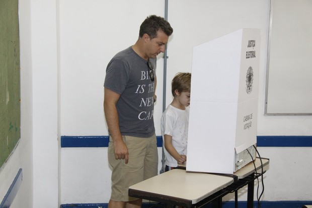 Luciano Huck e seu filho Joaquim votam no Rio de Janeiro - RJ (Foto: Felipe Assumpcao/AgNews)