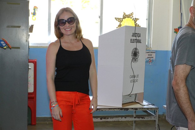 Angélica vota nas eleições 2012 (Foto: Felipe Panfili/AgNews)