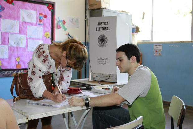 Carolina Dieckmann vota nas eleições 2012 (Foto: Felipe Panfili/AgNews)