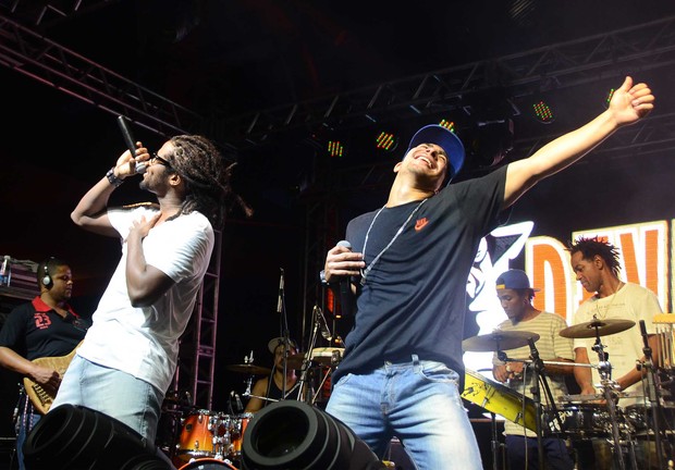 Trio Ternura, comandado pelo vocalista Thiago Martins, leva fas a loucura em show (Foto: Ari Kaye / Divulgação)