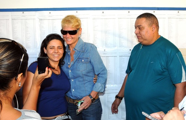 Depois de votar, ela tira foto com os fãs (Foto: Ag.News/Francisco Silva)