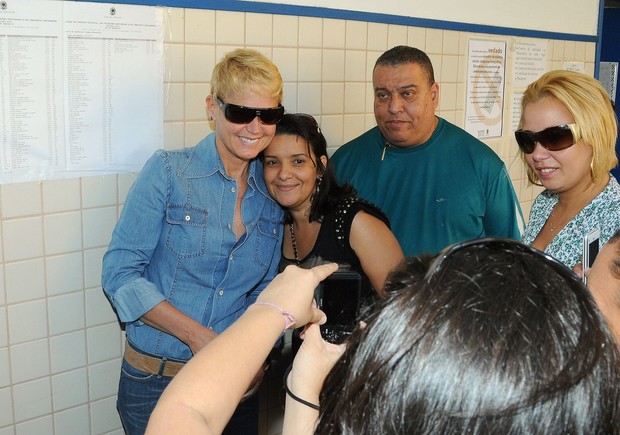 Xuxa tira foto com fã (Foto: Ag.News/Francisco Silva)