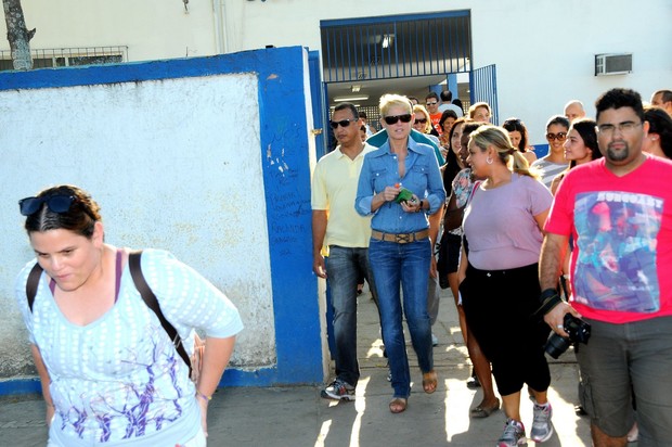 Xuxa é seguida por fãs (Foto: Ag.News/Francisco Silva)