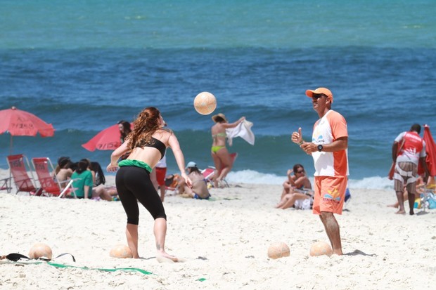 Priscila Fantin joga futevôlei em praia do Rio (Foto: Dilson Silva/AgNews)