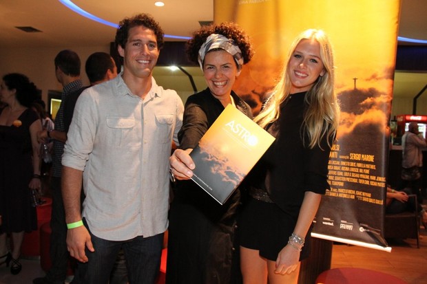 Flávio Canto e Fiorella Mattheis com a escritora Paula Trabulsi no Rio (Foto: Thiago Mattos/ Ag. News)