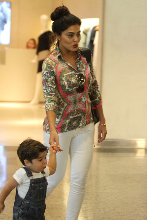 Juliana Paes passeia com o filho em shopping na Barra da Tijuca, RJ (Foto: Marcello Sá Barretto / Foto Rio News)