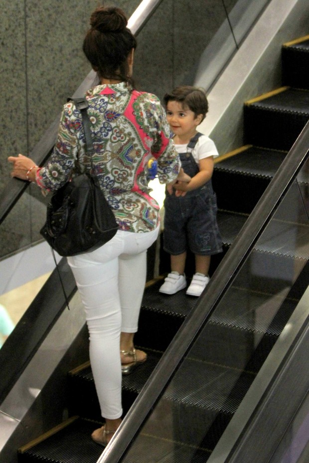 Juliana Paes passeia com o filho em shopping na Barra da Tijuca, RJ (Foto: Marcello Sá Barretto / Foto Rio News)