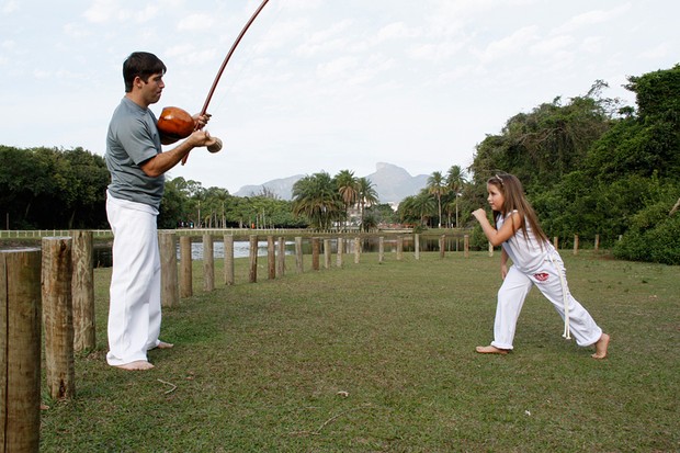 Jesuela Moro faz aula de capoeira (Foto: Isac Luz / EGO)