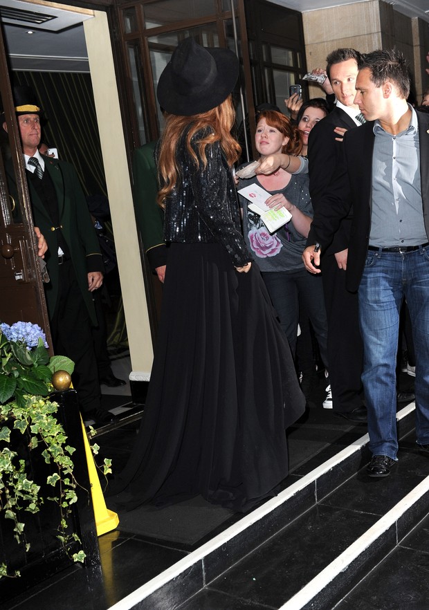 Lady Gaga se veste de bruxa para visitar WikiLeaks (Foto: Getty Images)